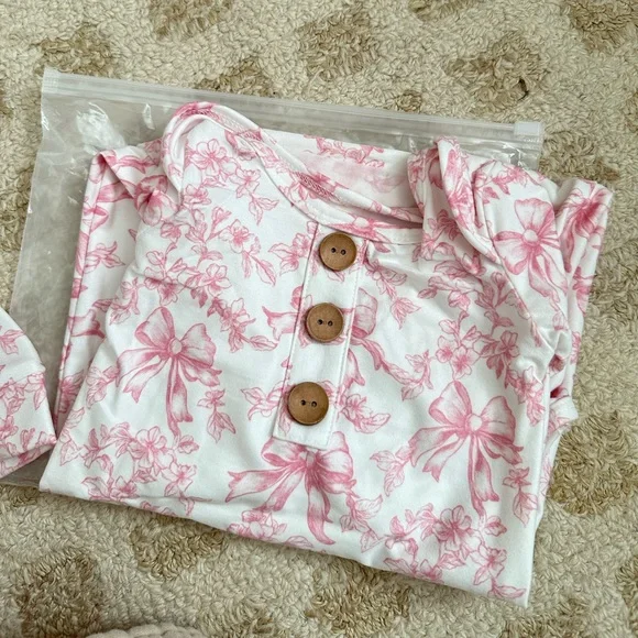 NEW Caden Lane Blushing Bows Newborn Baby Knot Gown & Hat Set - Picture 3 of 4